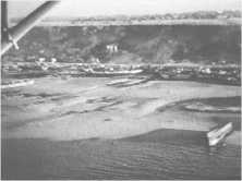 1 - Nombreux Landing Craft échoués, on remarque les ruines de la villa sur le mont Olive 6 - le long de la passerelle Centre, un quai Lobnitz ayant perdu ses colonnes Les
