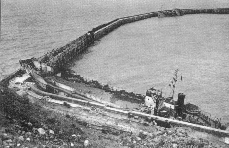 Un LCT et un caboteur dans le port de Port-en-Bessin.
