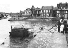 (détails) une barge allemande coulée dans l'avant-port (détails) Epave d'une barge allemande (détails) les destructions dans la ville (détails)