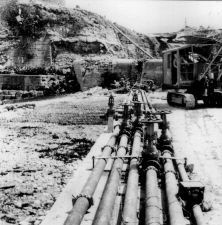 (détails) les pipelines qui envoyaient l'essence et le carburant avion vers les réservoirs installés sur le Mont Cauvin