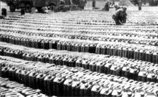 (détails) Remplissage de jerricans par des camions citernes. (détails) (détails) Remplissage de jerrycans à Etreham