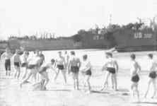 GIs machen Sport, während sie darauf warten, dass sich das Meer genug zurückzieht, damit die LST-Entladung beginnt