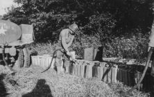 (détails) Remplissage de jerricans par des camions citernes. (détails) (détails) Remplissage de jerrycans à Etreham