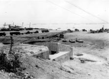 Les canards étaient chargés en mer auprès des cargos (les dockers, manutentionnaires et servants des mâts de charge étaient des soldats des Compagnies de Port). Les canar