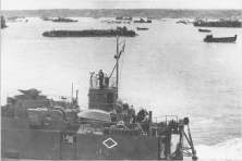 Rhino Fähre RHF-12 vor der Normandie während der ersten Tage der Invasion, 6-9 Juni 1944. (Details) Ein Rhino vor einem LST