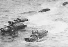 (détails) Un groupe de DUKW en mer, probablement le 6 juin car ils sont chargés soigneusement