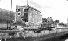 (détails) le bâtiment des Douanes (?) qui n'existe plus (détails) Des prisonniers au travail de déblaiement
