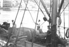 (détails) A bord de la mâture de Van Loo qui travaille aux récupérations du Gooseberry à Omaha Beach , et qui est venue à Port pour y décharger des ferrailles récupérées