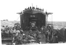 (Details) Beladung des Nashornpontons auf See LST315, 15. Juni 44